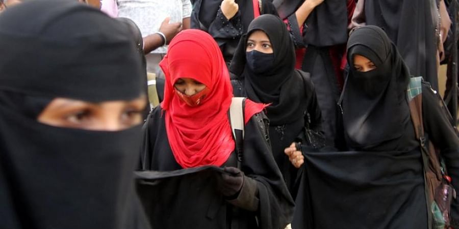 कर्नाटक के एक स्कूल ने 58 छात्राओं को किया सस्पेन्ड, हिजाब पहनने को लेकर कर रही थी विरोध प्रदर्शन