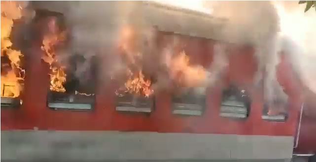 The Burning Train :  फायर बिग्रेड टीम के पहुंचने से पहले ही धू-धू कर जल गईं तीन बोगियां