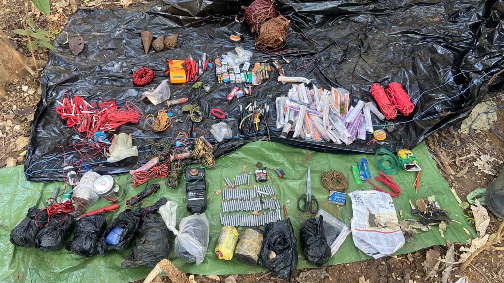 BIG BREAKING : सर्च आपरेशन के दौरान महिला समेत तीन नक्सली गिरफ्तार, भारी मात्रा में विस्फोटक और जिंदा कारतूस बरामद