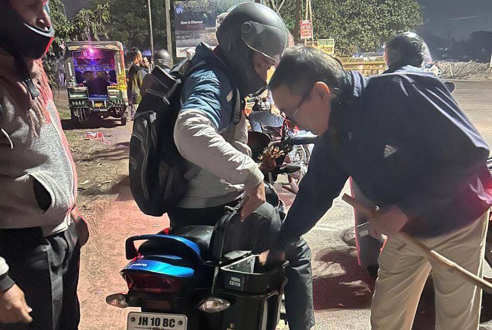 दिल्ली में हुए बम धमाके के बाद हाई अलर्ट पर धनबाद, रेलवे स्टेशन और बस स्टैंड में भी बढ़ाई गई चौकसी