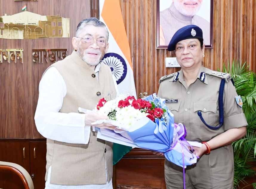 प्रभारी डीजीपी तदाशा मिश्रा ने राज्यपाल से की मुलाकात