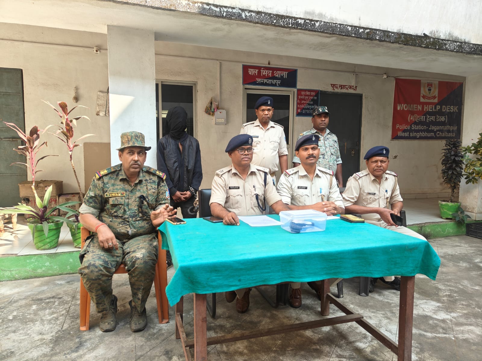 चाईबासा में पुलिस की बड़ी कार्रवाई: देसी कट्टा लहराकर दहशत फैलाने वाला युवक दबोचा, साथी फरार