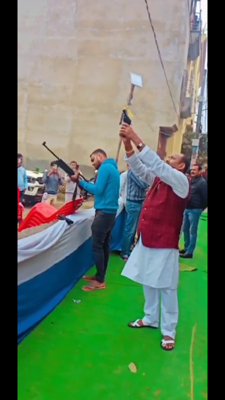 राजद नेता उदय सिंह ने अपने बेटे के साथ की हर्ष फाइरिंग, वीडियो हुआ वाइरल