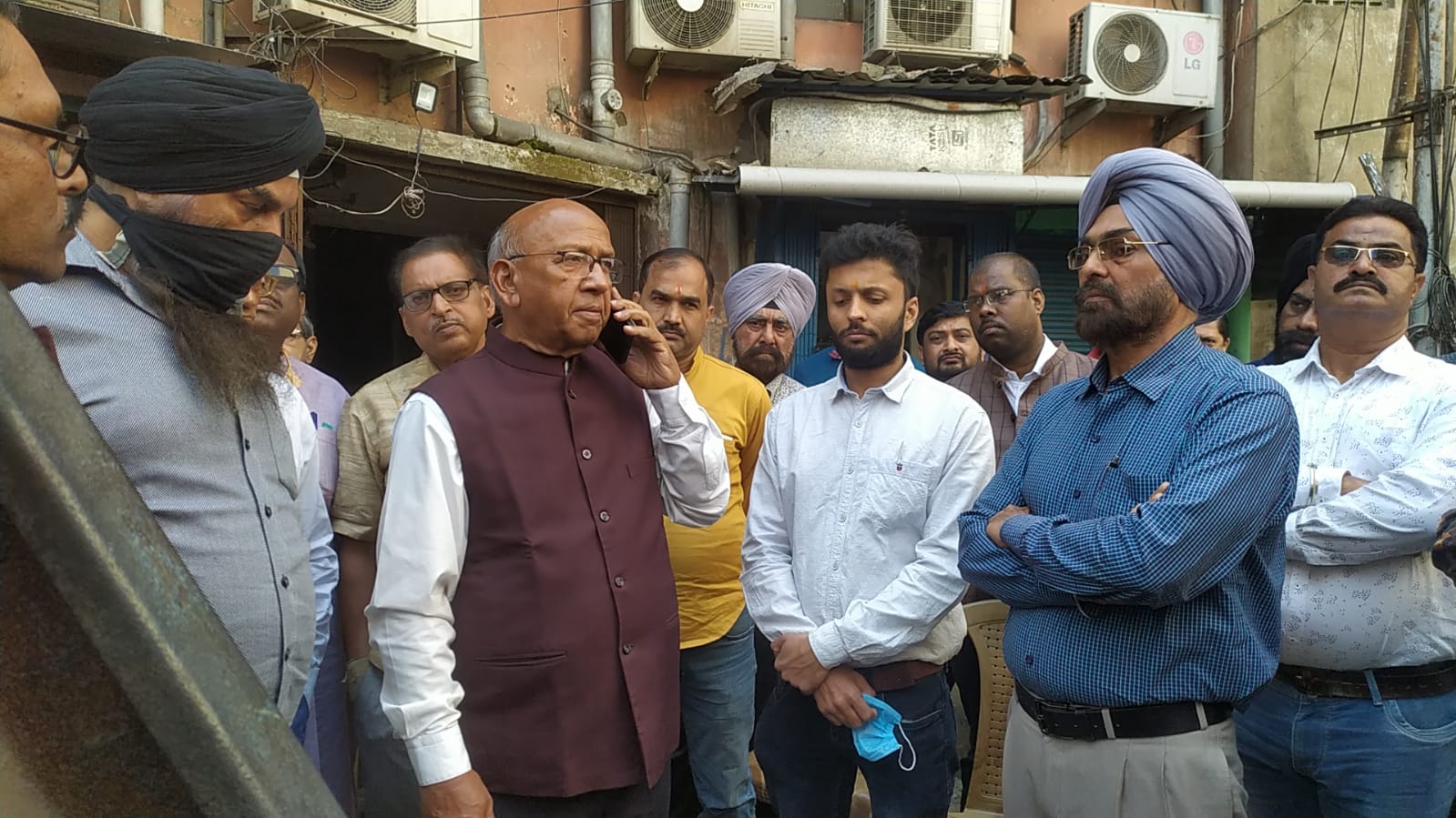 दीप ज्वेलर्स में हुई लूट के बाद साकची बाजार पहुंचे सरयू राय, दुकानदारों से ली जानकारी