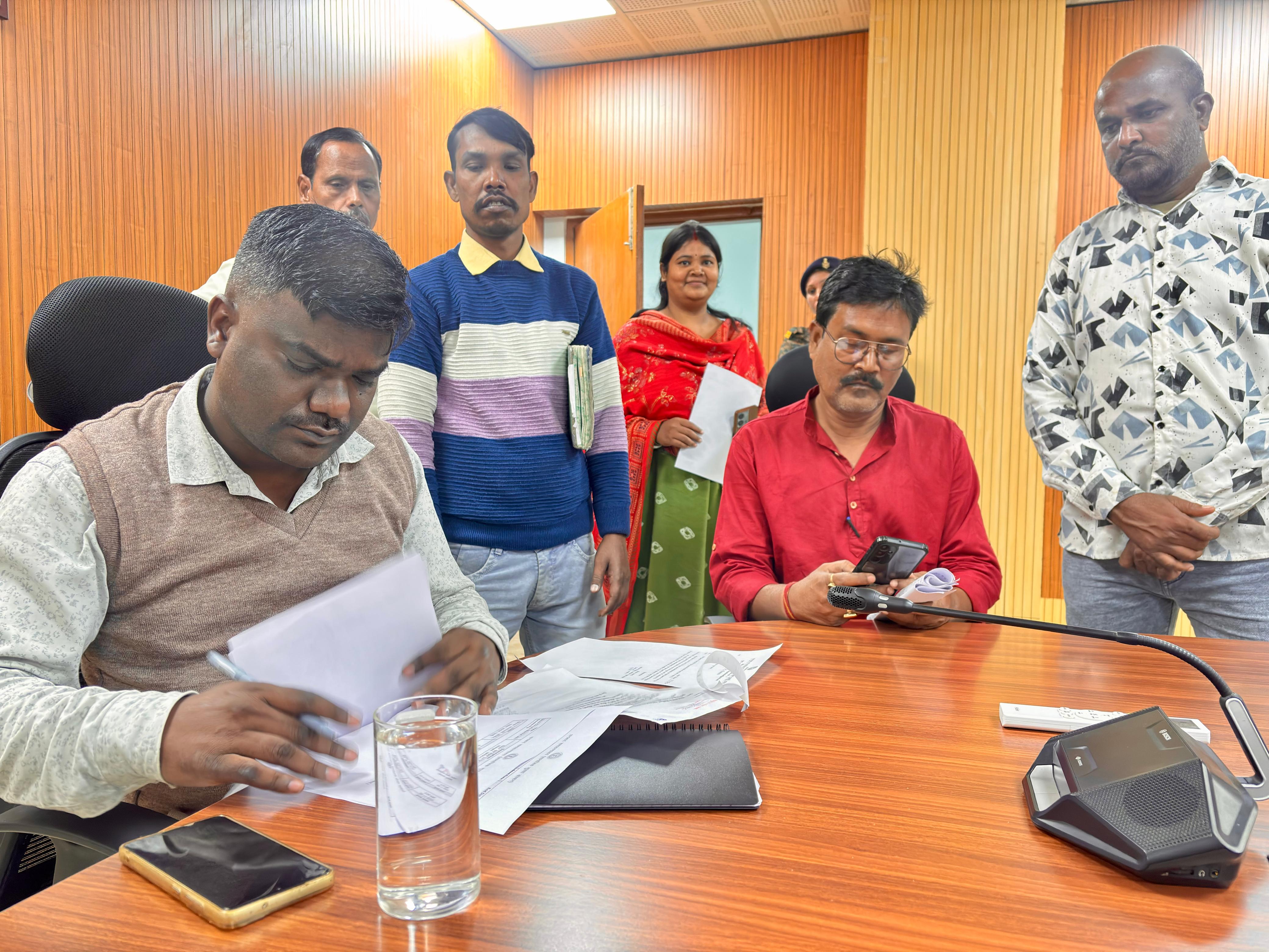 Dhanbad: जनता दरबार में पढ़िए कैसी -कैसी शिकायतें पहुंची,क्या मिला भरोसा