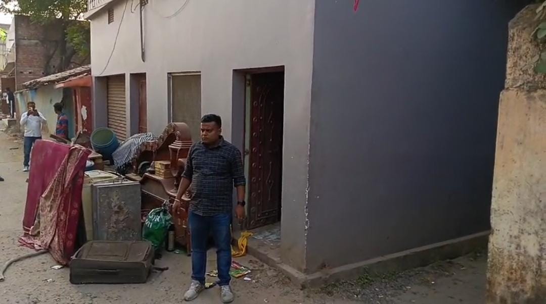 गैंगस्टर प्रिंस खान गैंग के खिलाफ पुलिस की कार्रवाई, गुर्गे सैफ अब्बास के घर की कुर्की जब्ती