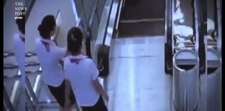 मां तो मां होती है! बच्चे को बचाने के लिए खुद मौत के मुंह में चली गई मां, वीडियो देख दहल गया लोगों का दिल