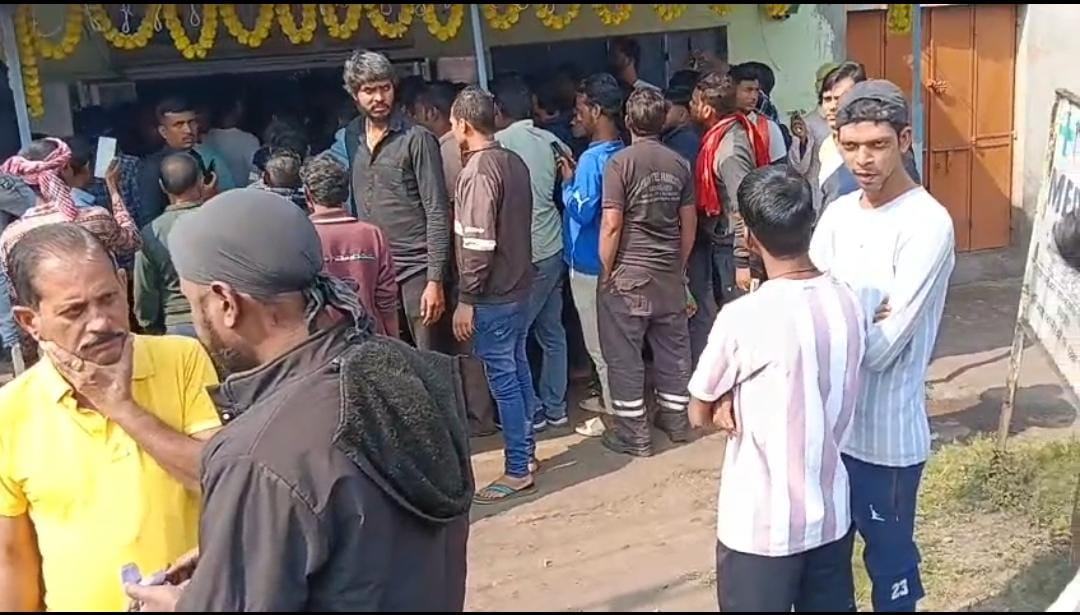 धनबाद: जामाडोबा में हाइवा की चपेट में आने से युवक गंभीर, आक्रोशित ग्रामीणों ने रोका वाहन, जानिए क्या है मांग