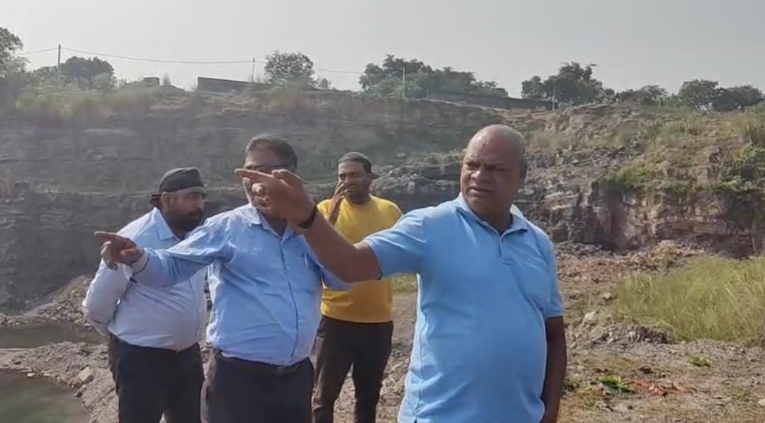 धनबाद: अवैध कोयला उत्खनन के दौरान चाल गिरने से चार व्यक्ति के दबे होने की सूचना, मौके पर पहुंची ईसीएल की टीम