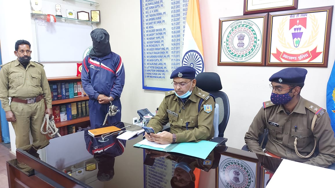 तालाब निर्माण कार्य में लगी पोकलेन और हाइवा को जलाने के आरोप में TPC का  एक उग्रवादी  गिरफ्तार