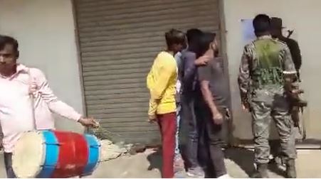 25 लाख इनामी टीपीसी उग्रवादी के  घर पर पुलिस ने डुगडुगी बजाकर चिपकाया नोटिस, सरेंडर करो, नहीं तो होगी कुर्की जब्ती