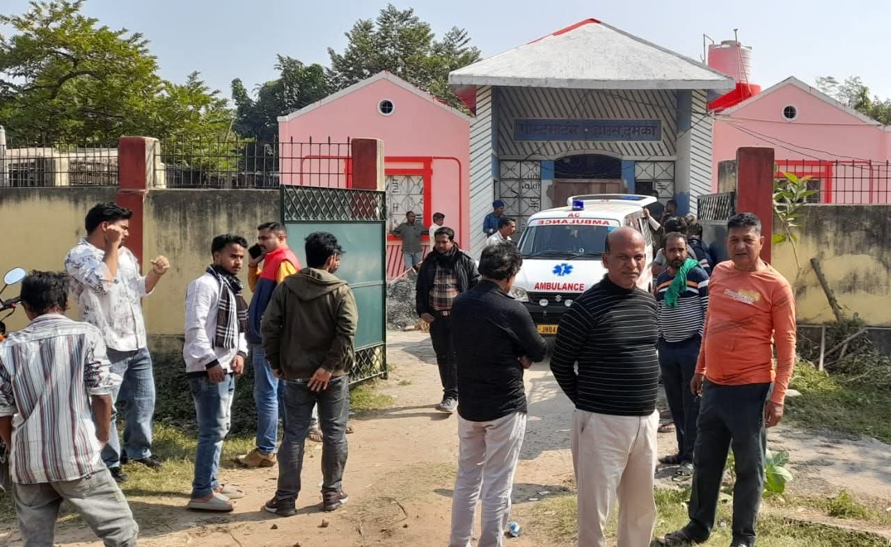 दुमका में रफ्तार का कहर, अनियंत्रित होकर पेड़ से टकराई कार, दो की गई जान