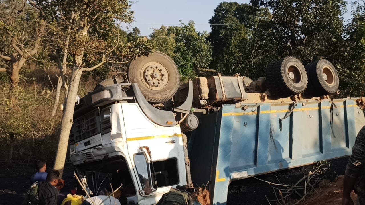 खूंटी में अनियंत्रित हाइवा पलटने से दो की मौत, छः घायल