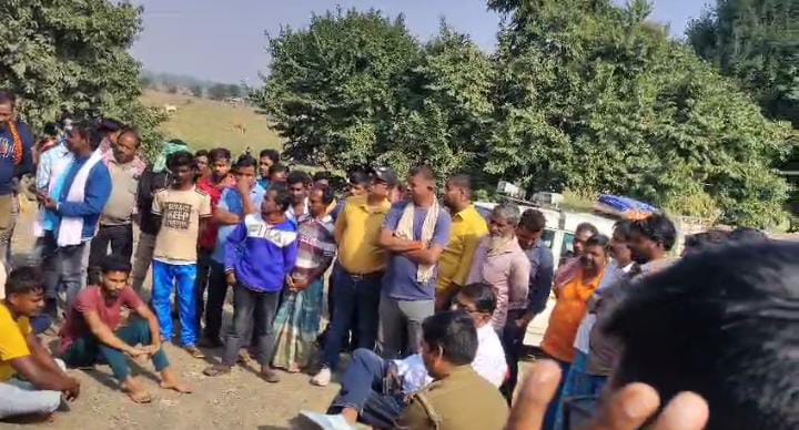 पाकुड़ में एनजीटी के बाद भी बालू उठाव बंद, मजदूरों ने महेशपुर–सहरग्राम सड़क किया जाम