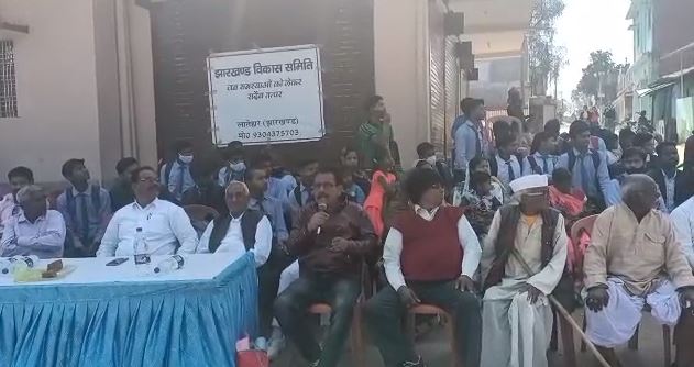 टोरी जंक्शन पर यात्री सुविधा की मांग को लेकर ग्रामीणों ने किया प्रदर्शन