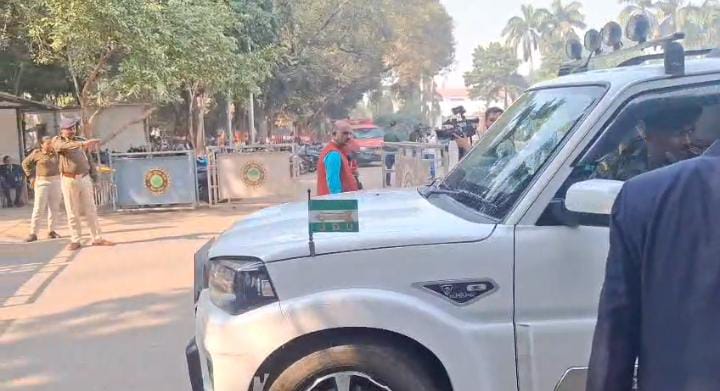 Bihar Politics:मुख्यमंत्री नीतीश कुमार के आवास पर जदयू विधायकों का जुटना शुरू, 11 बजे होगी अहम बैठक