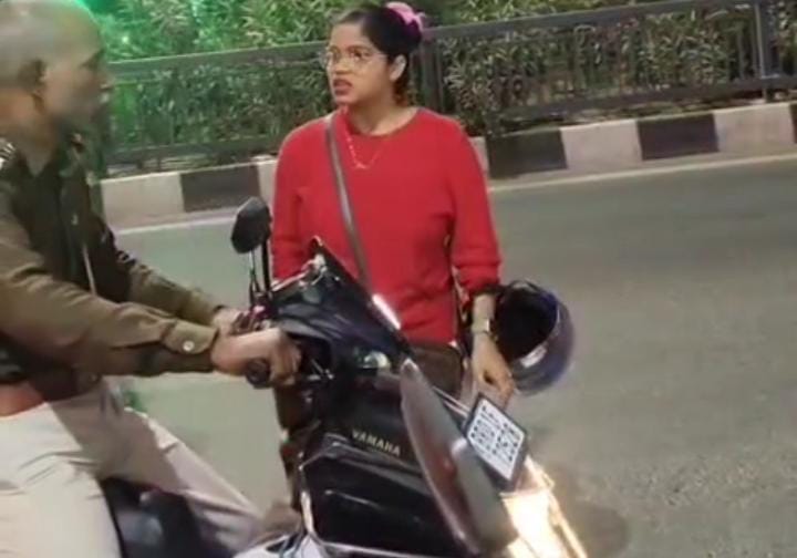 दागदार हुई खाकी! रोकती रही लड़की लेकिन बदसलूकी करता रहा पुलिसकर्मी, देखिए-VIDEO