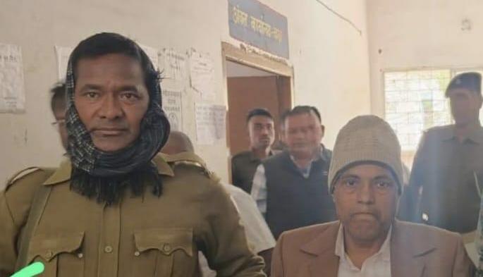 पलामू: भ्रष्टाचार के खिलाफ एसीबी की बड़ी कार्रवाई, चैनपुर अंचल के बड़ा बाबू 5500 रुपए घूस लेते रंगे हाथ गिरफ्तार