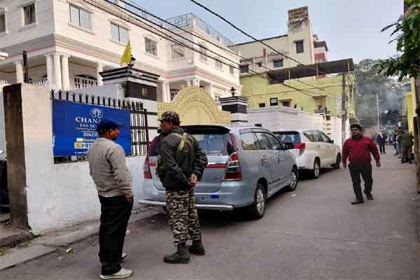 ईडी अफसरों को रोकने के लिए एलबी सिंह ने पालतू कुत्तों को खोला, दो घंटे बाद घर में घुसी टीम,  छापेमारी शुरू...