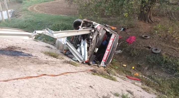 BREAKING:अयोध्या से सिमरिया जा रही बस पलटी, एक की मौत, 25 जख़्मी