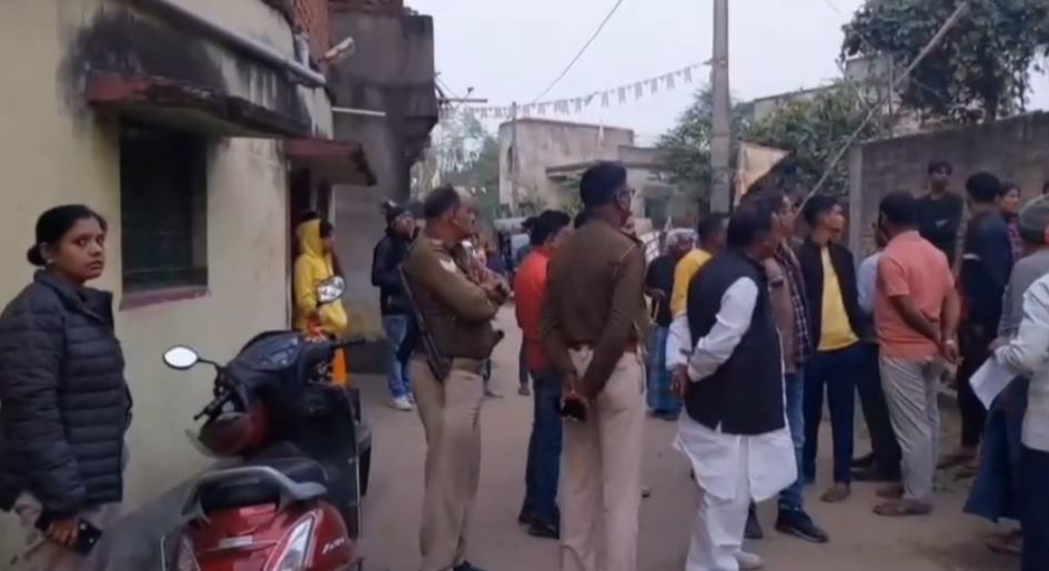 धनबाद में बैंक से रुपए निकाल कर लौट रहे व्यक्ति से अपराधियों ने छीने 5 लाख, बेटी की शादी के लिए जुटाए थे पैसे