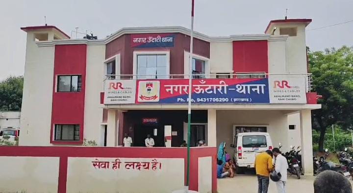 वाह रे प्रशासन! घंटों सड़क पर पड़ा रहा अज्ञात वृद्ध का शव, लेकिन नहीं खुली धनबाद पुलिस की नींद