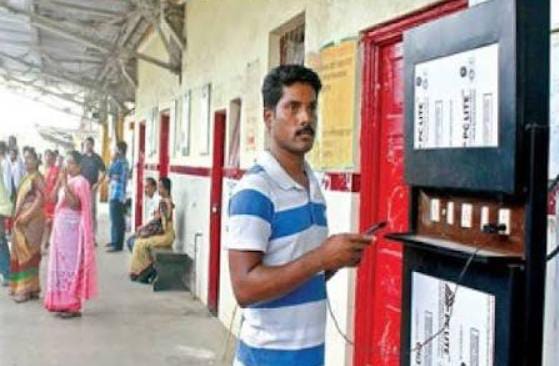 रेलवे स्टेशन या ट्रेन में मोबाइल कर रहे हैं चार्ज, तो हो जाए सावधान वरना आपके साथ भी हो सकती है ये घटना