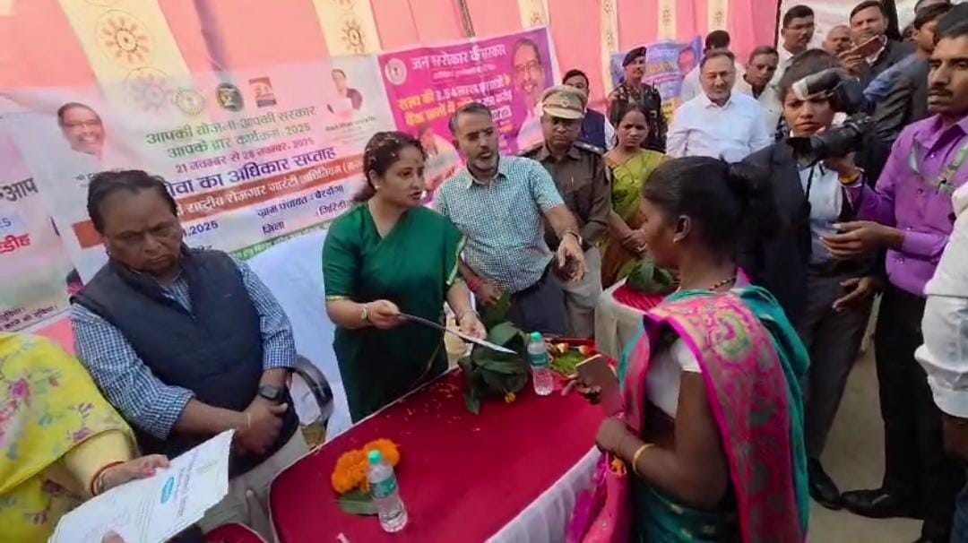 गिरिडीह में ‘आपकी सरकार आपके द्वार’ कार्यक्रम: ग्रामीणों से मिली विधायक कल्पना सोरेन