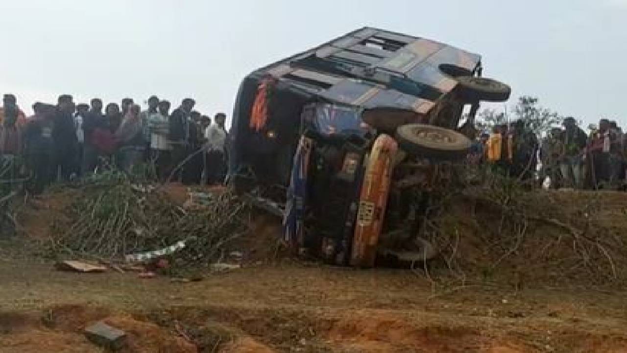 सवारी गाड़ी पलटने से एक दर्जन से ज्यादा लोग घायल, स्थानीय लोगों ने सदर अस्पताल में कराया भर्ती