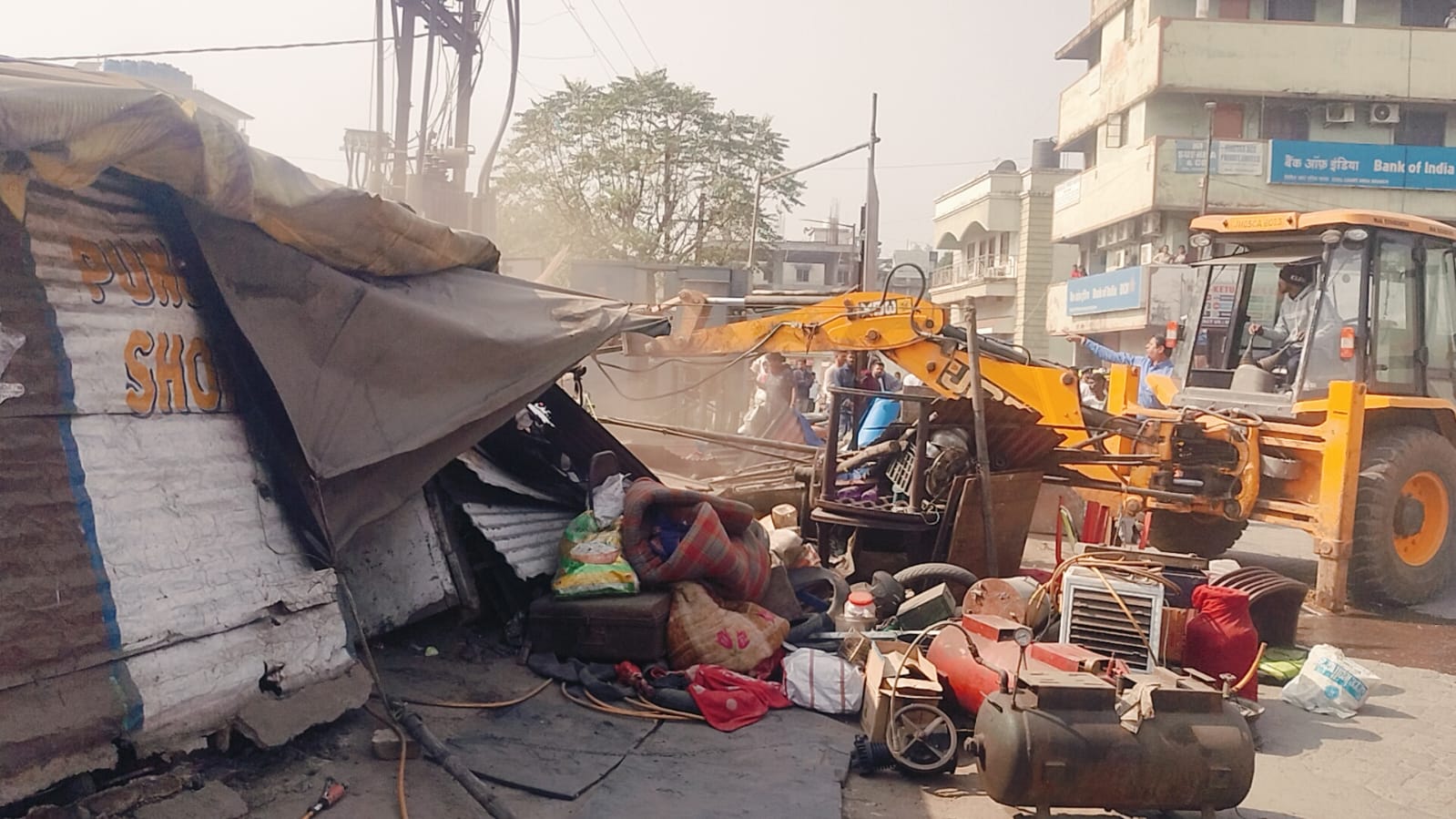 जमशेदपुर: श्मशान घाट के पास चला अतिक्रमण हटाओ अभियान, डेढ़ दर्जन दुकानें ढही