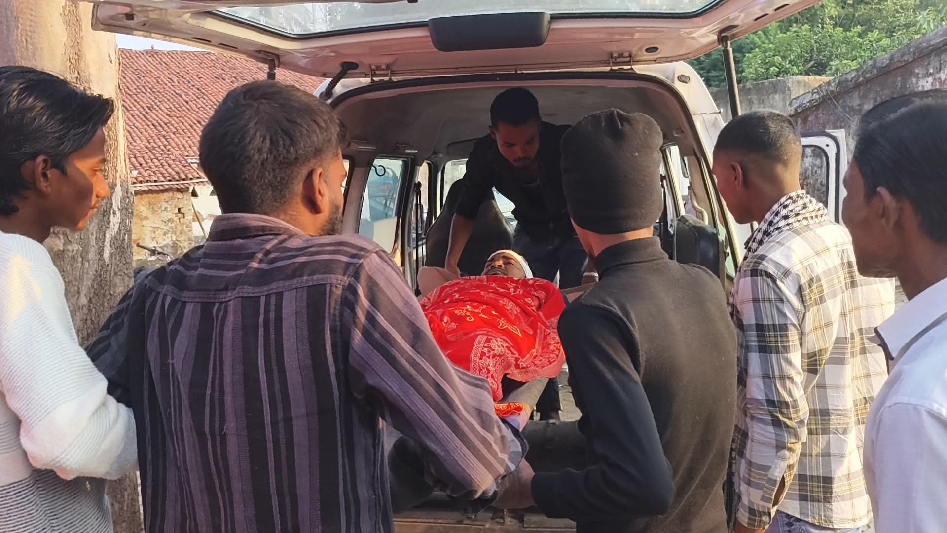 सरायकेला में दर्दनाक हादसा, अज्ञात वाहन और बाइक की टक्कर में दो की हालत गंभीर