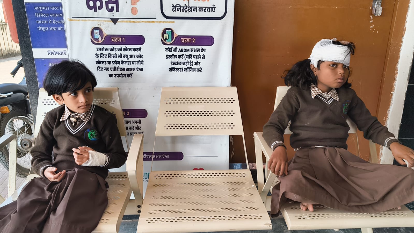 दुमका:स्कूल वैन पलटी, आधा दर्जन छात्र घायल