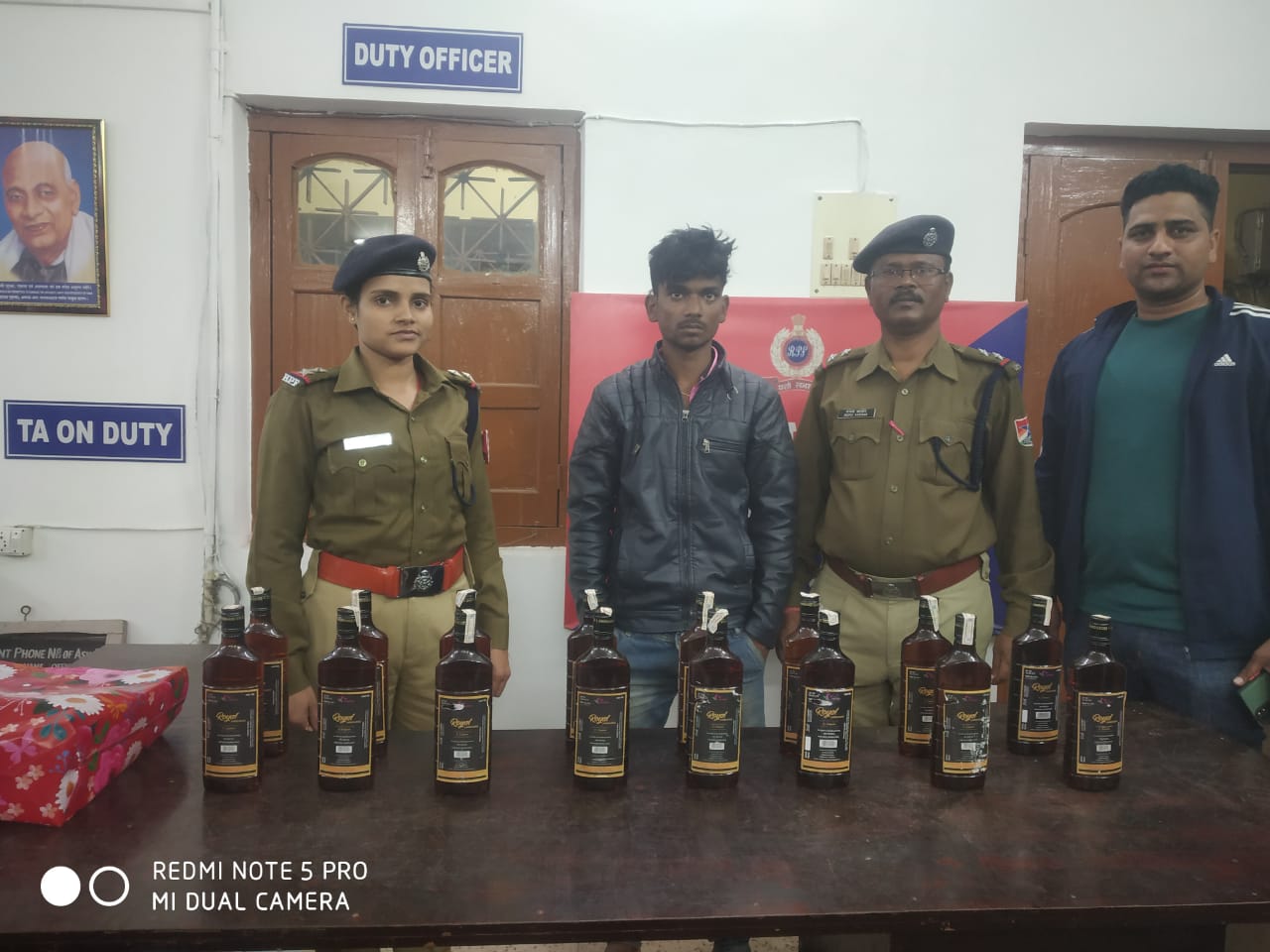 दरभंगा एक्सप्रेस से विदेशी शराब के 28 बोतल के साथ एक युवक गिरफ्तार