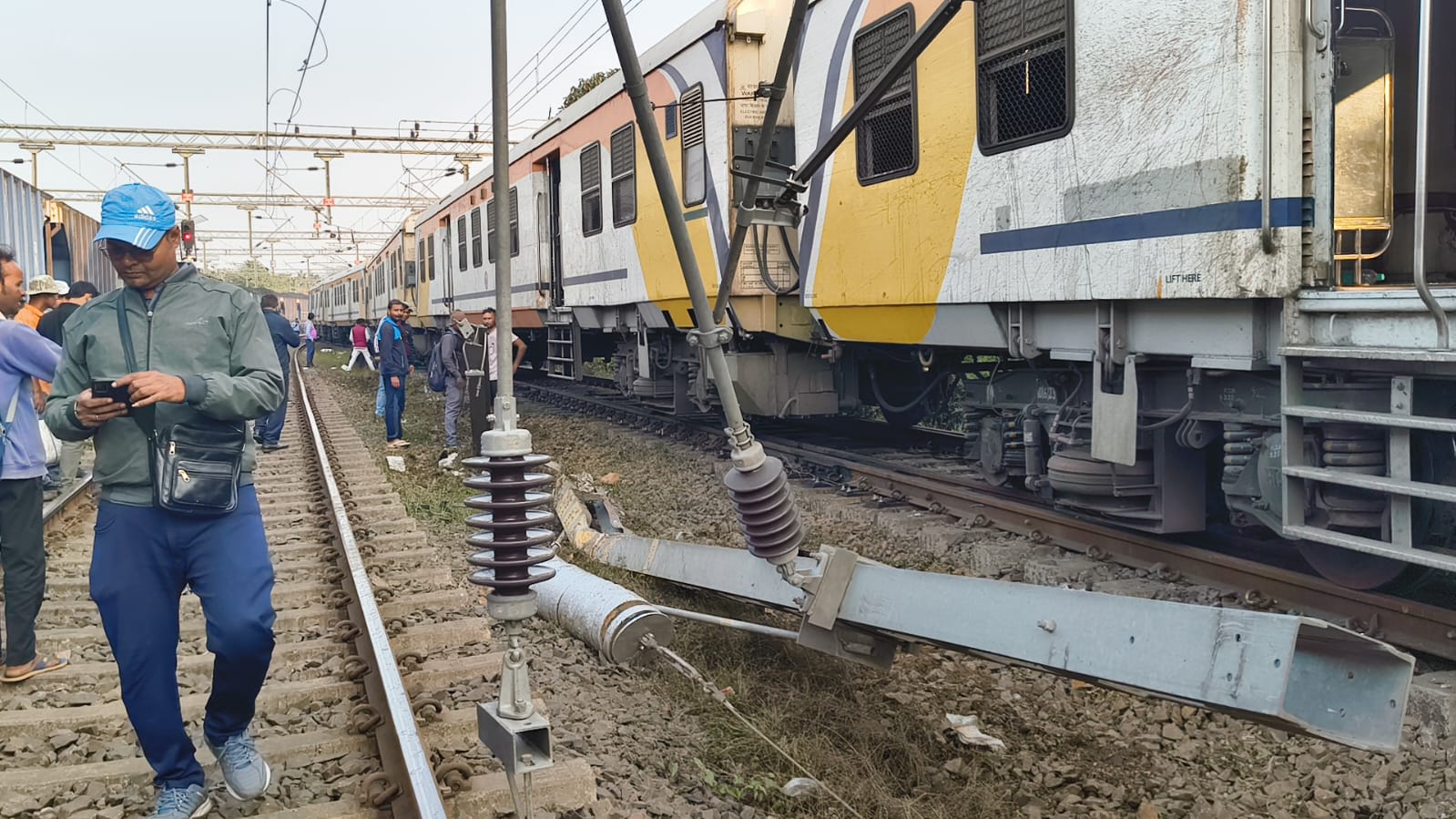 बड़ी खबर: दुमका में बेपटरी हुई पैसेंजर ट्रेन, टला बड़ा हादसा