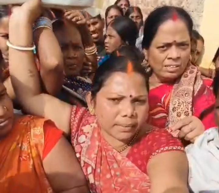 मुख्यमंत्री महिला रोजगार योजना की राशि नहीं मिलने पर बवाल, सैकड़ों महिलाओं का प्रदर्शन
