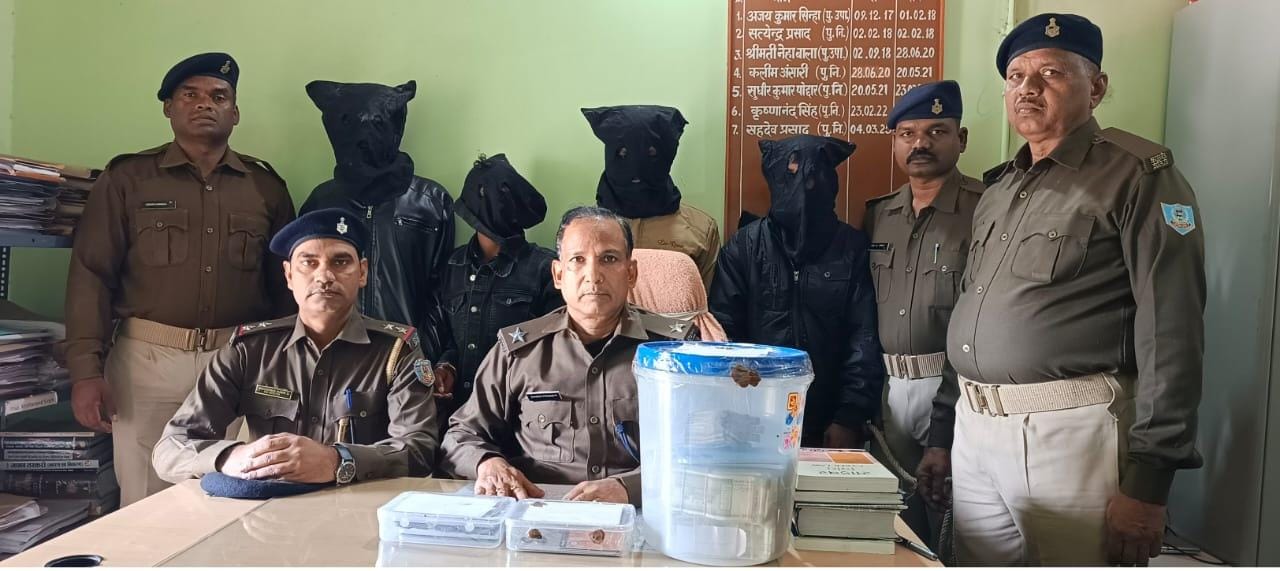 देवघर: साइबर अपराधियों के पास से बड़ी राशि बरामद, 4 गिरफ्तार, एटीएम और मोबाइल भी बरामद