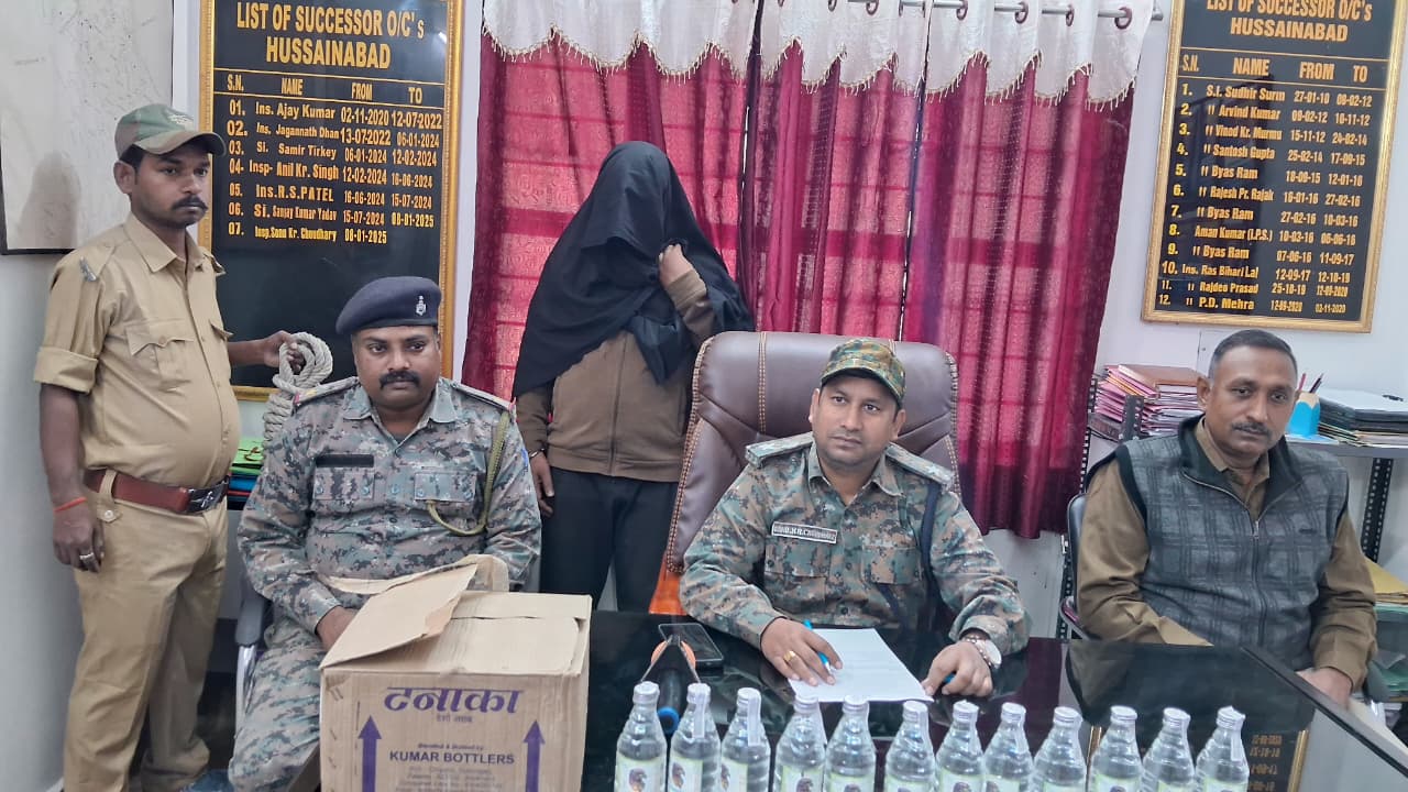 हुसैनाबाद में पुलिस की बड़ी कार्रवाई: बोलेरो से 700 बोतल देशी शराब जब्त, तस्कर गिरफ्तार