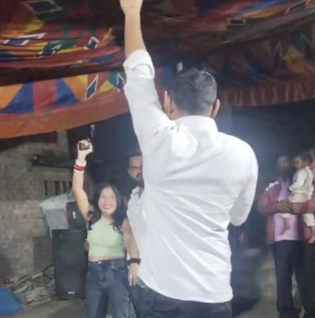 छठियार में हर्ष फायरिंग, मारपीट और पत्थरबाजी का वीडियो वायरल, सरकारी पिस्टल नर्तकी को थमाने से मचा बवाल