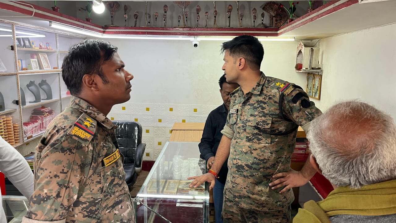 सरायकेला:राजनगर में एक बार फिर चोरों ने सोने की दुकान में की लाखों की चोरी, क्षेत्र में मचा हड़कंप