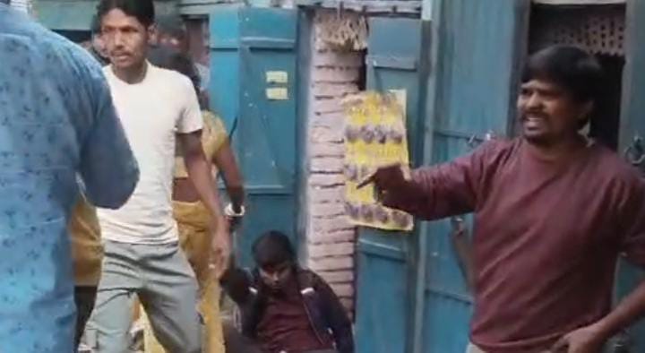 तीन धुर जमीन को लेकर हैवान बने पड़ोसी, जमकर एक दूसरे पर बरसाए लाठी-डंडे,देखिए-VIDEO 