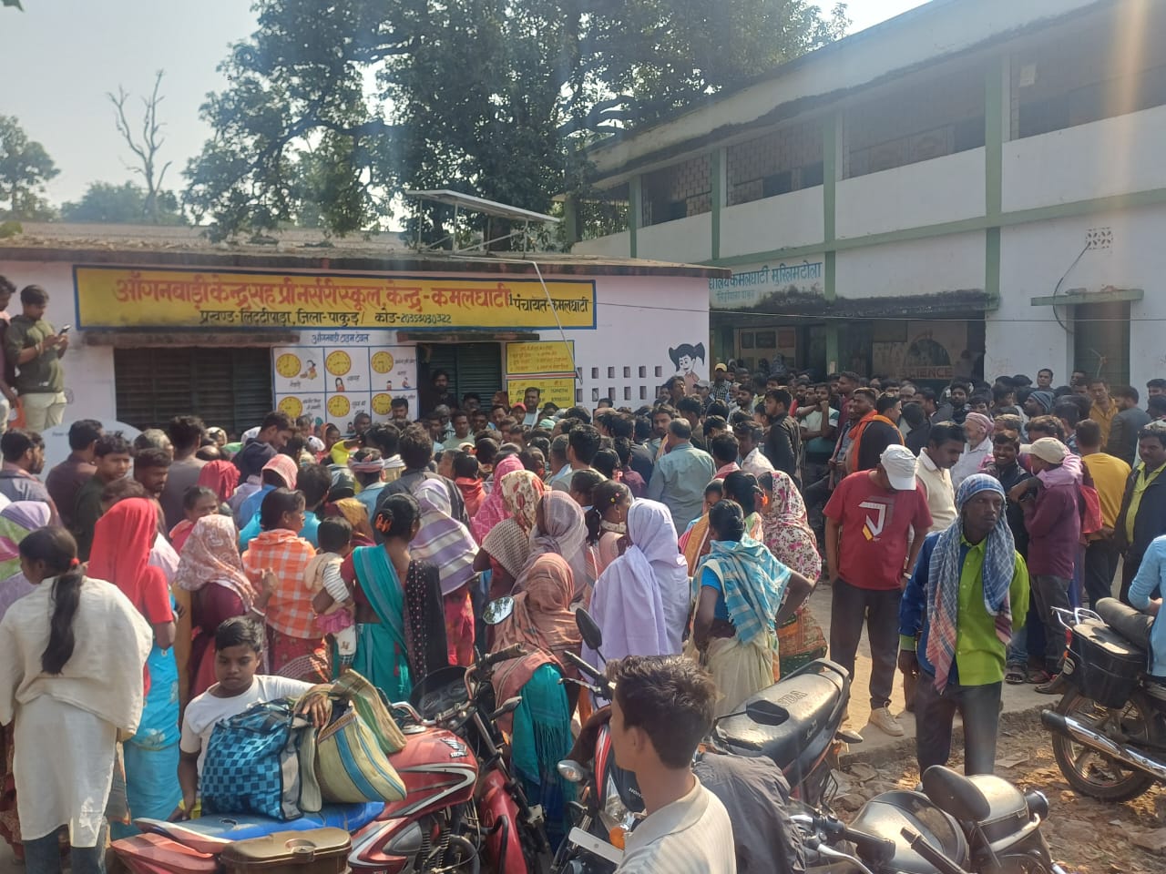 पाकुड़ के कई पत्थर क्रशर खनन बंद होने से हजारों ग्रामीण भुखमरी के कगार पर, जमकर किया प्रदर्शन