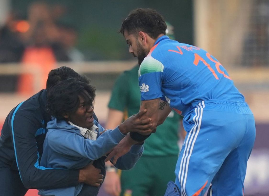 रांची ODI में हड़कंप: कोहली के पैर छूने मैदान में घुसा युवक, सुरक्षा में खलबली