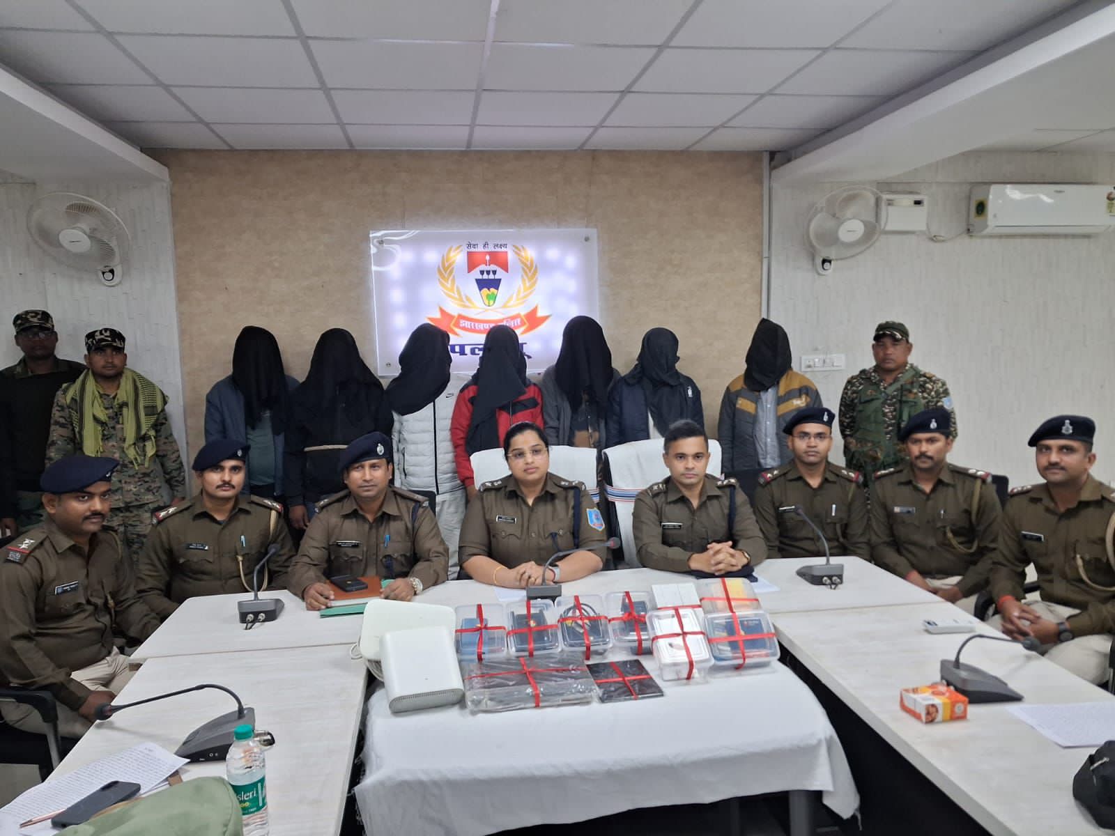 पलामू पुलिस की बड़ी कार्रवाई: ऑनलाइन गेमिंग/बेटिंग के नाम पर चल रहे ठगी रैकेट का भंडाफोड़, 7 साइबर अपराधी गिरफ्तार