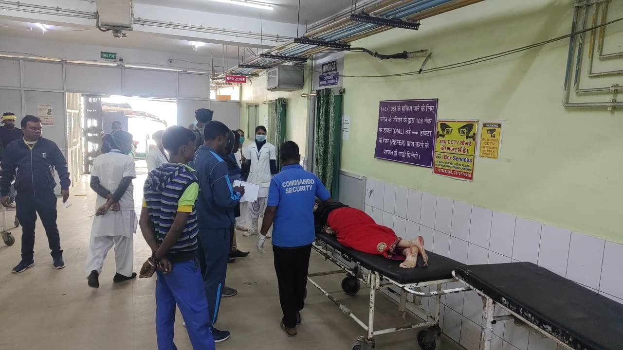 Dhanbad: गोविंदपुर में NH पर दर्दनाक हादसा, मौके पर महिला की मौत, परिजनों में मचा कोहराम