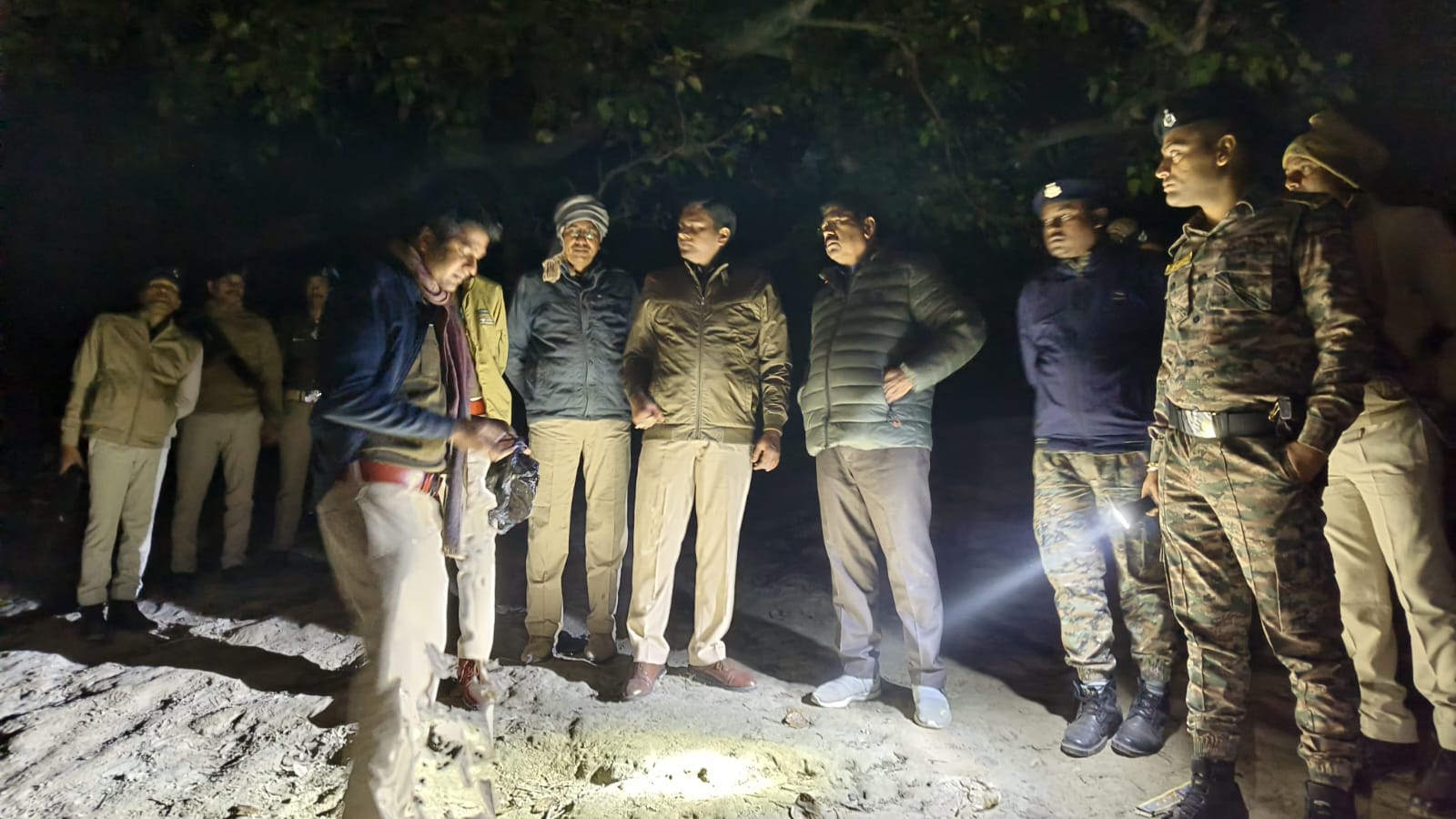 BIG BREAKING: छपरा के दियारा में पुलिस-अपराधी मुठभेड़, एक अपराधी के पैर में गोली, दूसरे ने किया सरेंडर