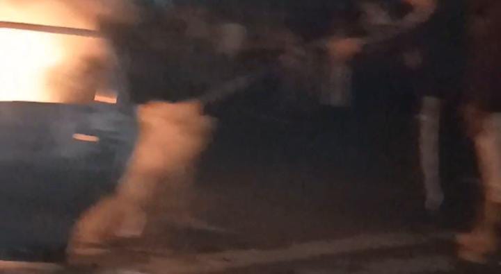 हे भगवान ! स्कार्पियो और कार की टक्कर से लगी भीषण आग, फिर जो हुआ देख कर सहम गए लोग