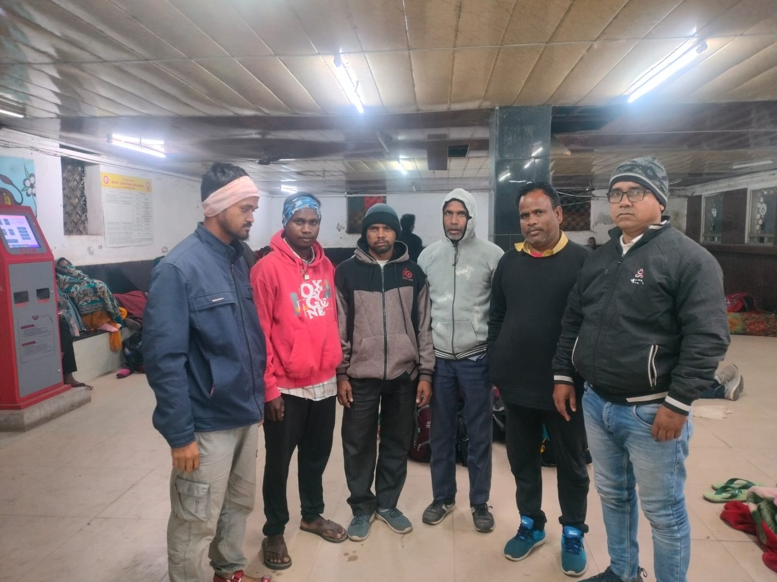 कैमरून में फंसे झारखंड के 5 मजदूर सुरक्षित घर लौटे, वेतन नहीं मिलने पर सोशल मीडिया पर लगाई थी मदद की गुहार