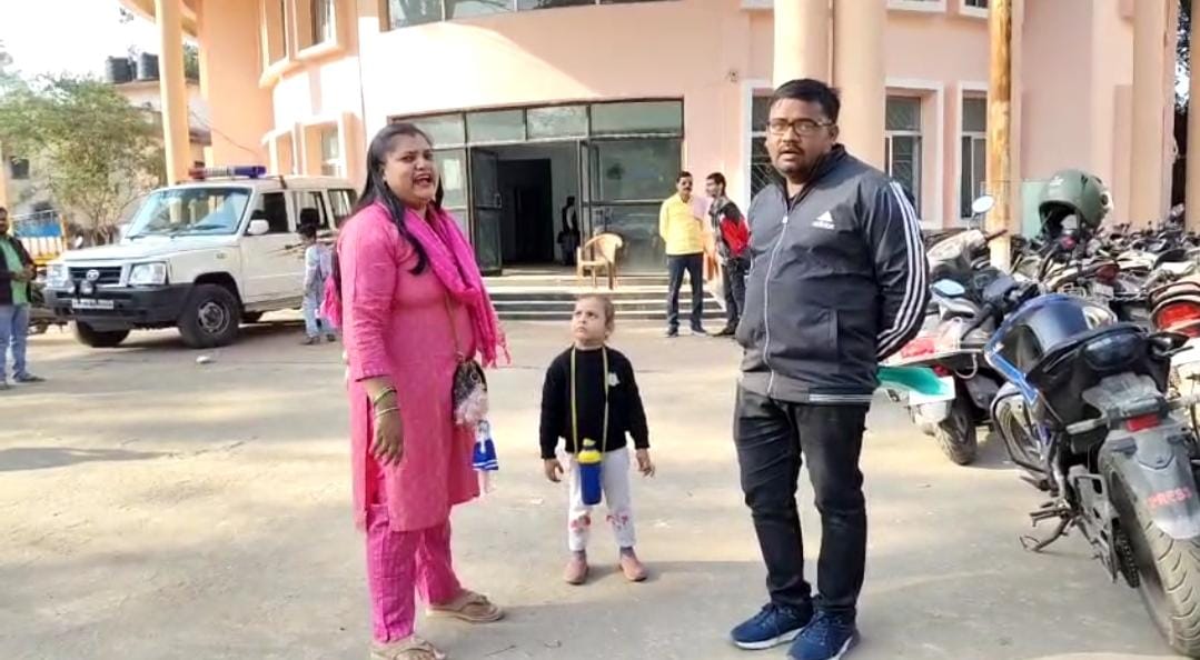 थाने में पति-पत्नी का हाई वोल्टेज ड्रामा! शक से जन्मा विवाद पहुंचा सड़क पर, जानिए क्या है पूरा माजरा