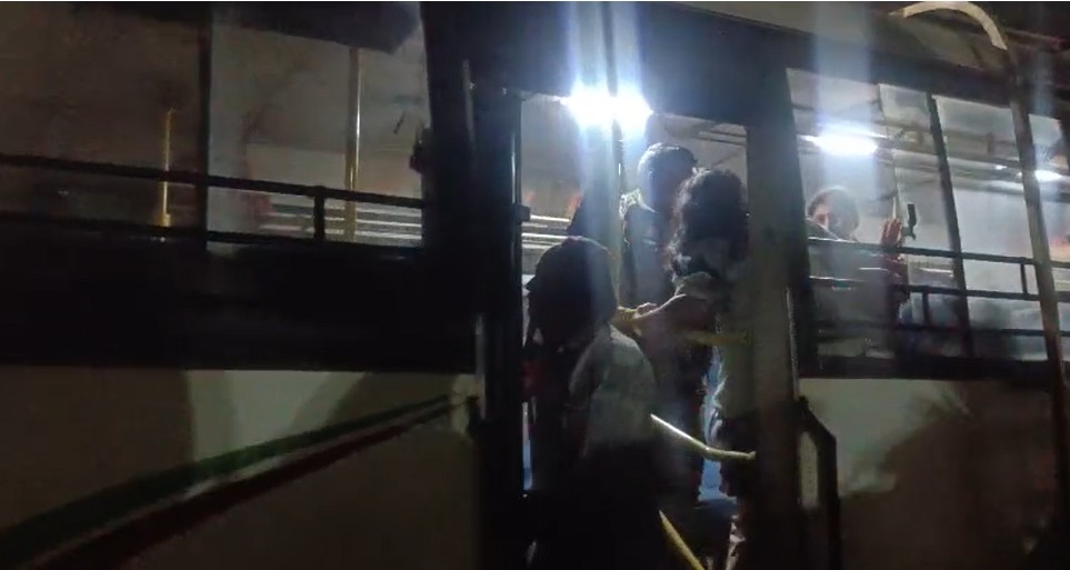 दुमका :बस पड़ाव में एक महिला यात्री ने बस में किया हाई वोल्टेज ड्रामा, बुलानी पड़ी पुलिस,देखिये वीडियो
