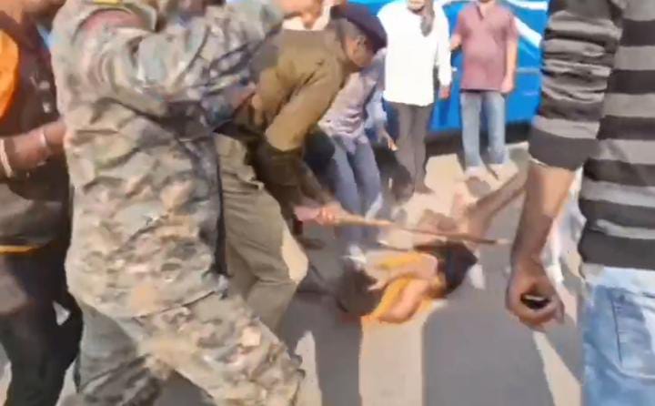 OMG! बेगूसराय में अतिक्रमण हटाने के दौरान बवाल, गैस सिलेंडर से पुलिस का सर फोड़ने का VIDEO VIRAL 